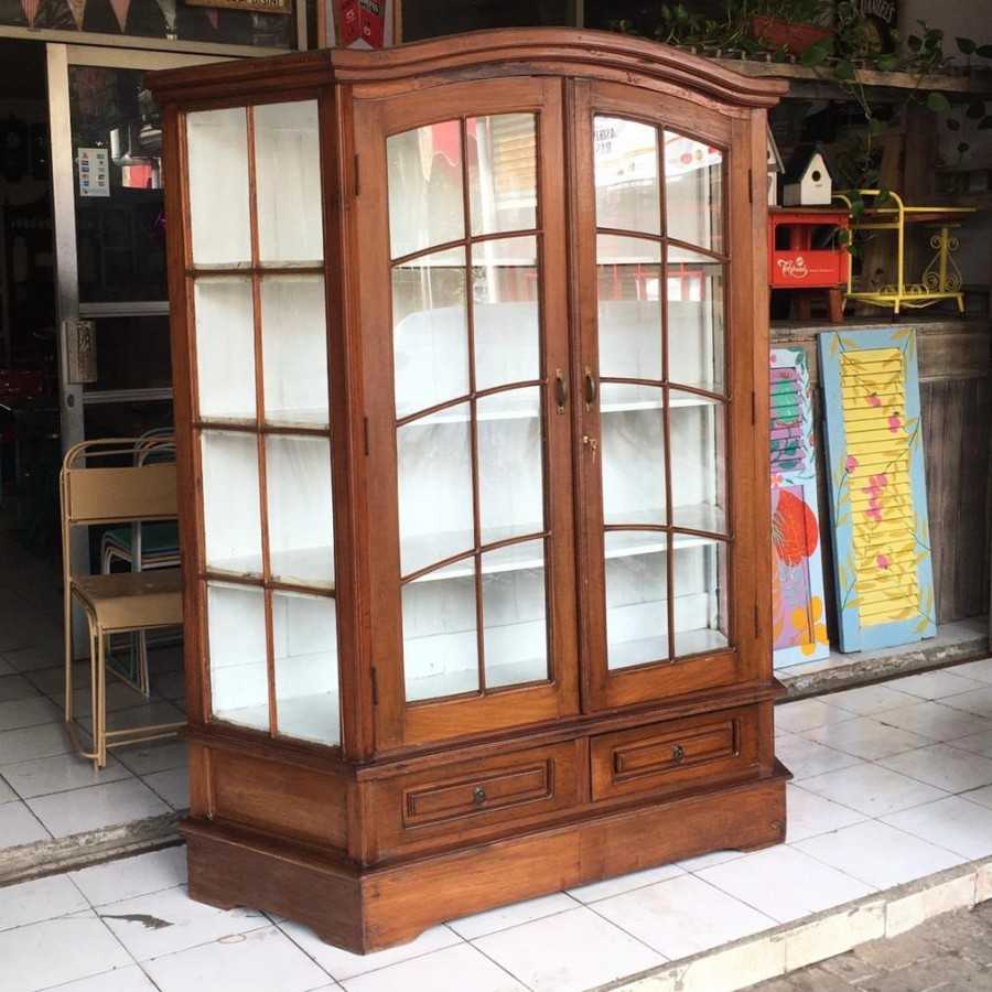 Lemari Kaca Display Dua Pintu Jati Klasik
