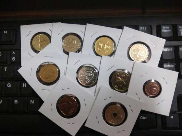 X738 Lot 10 Keping Koin Asing berbeda sudah dirapikan di holder sesuai gambar