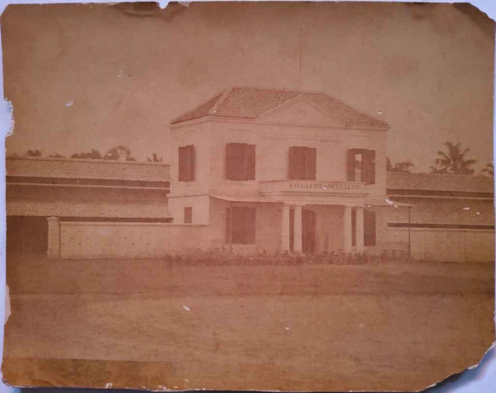 Foto Antik / Foto Kuno; estimasi tahun 1870-an; ukuran 24,5cm x 19cm