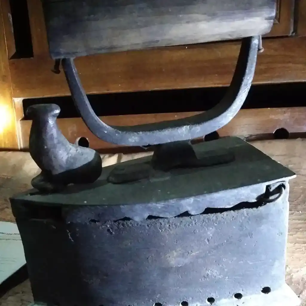 Setrika jago kuningan