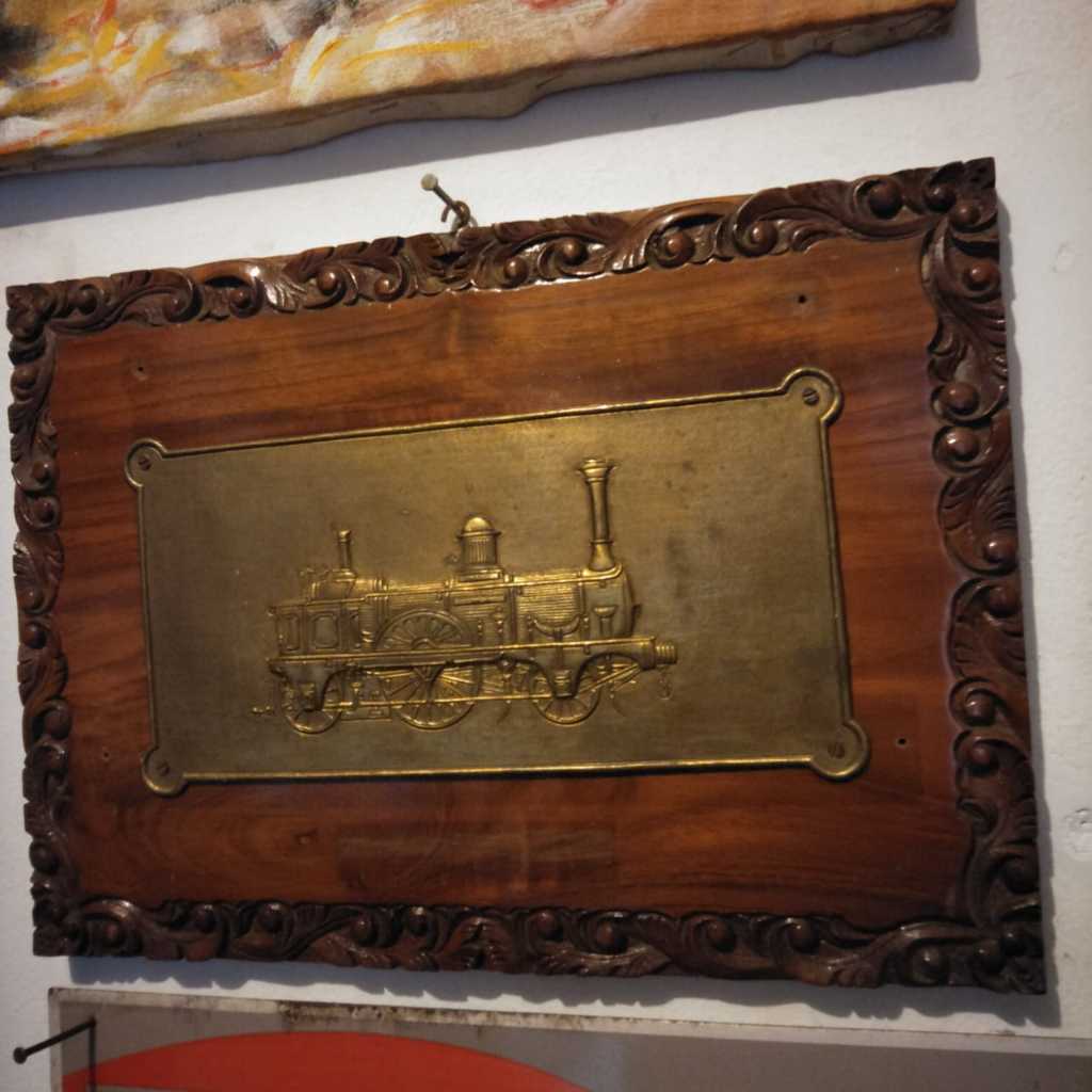 Plakat kereta api, papan jati ukuran lebar 36 tinggi 26. Ukuran plat kereta panjang 25 tinggi 12.