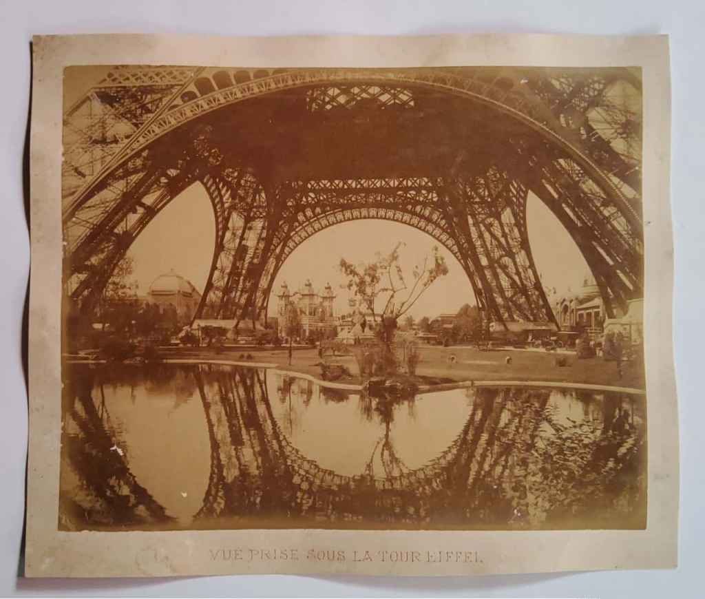 Foto Antik / Foto Kuno "dua muka" (VUE DANS LE PARC - VUE PRISE SOUS LA TOUR EIFFEL); estimasi tahun 1900-an awal; ukuran 23cm x 28cm (MKD 0011)