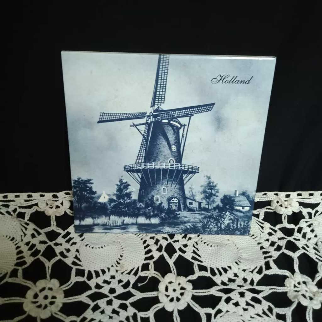 Tegel motif kincir 15cm x 15cm.kondisi utuh