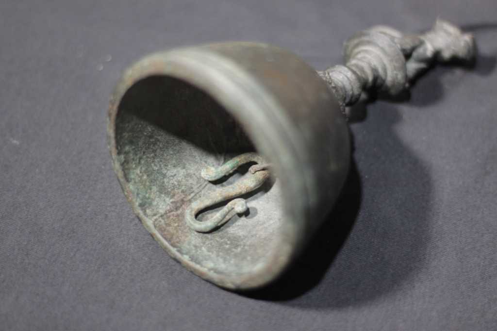 Klinting Motif Sapi temuan Jawa Timur bahan Perunggu