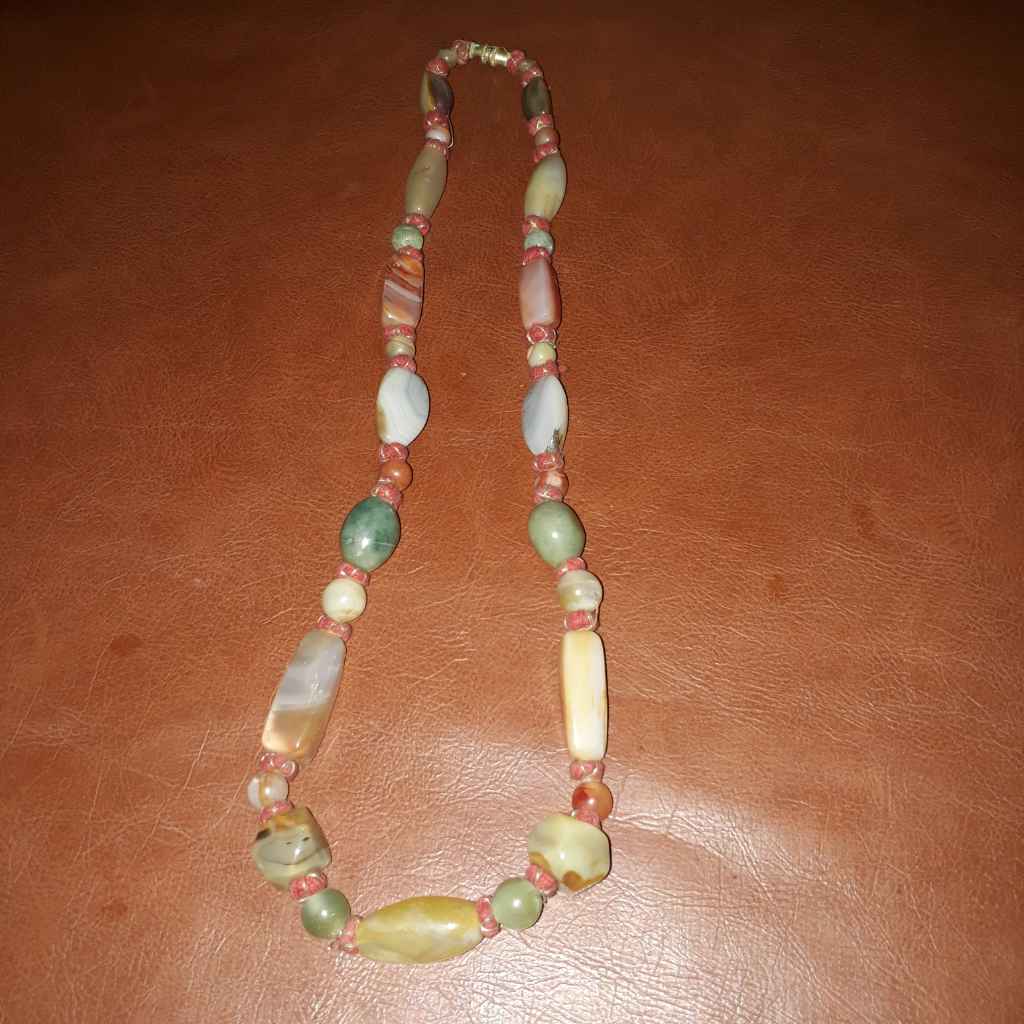 Kalung manik kalsedon