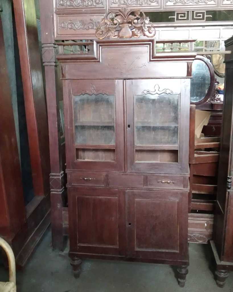 Lemari vintage kuno