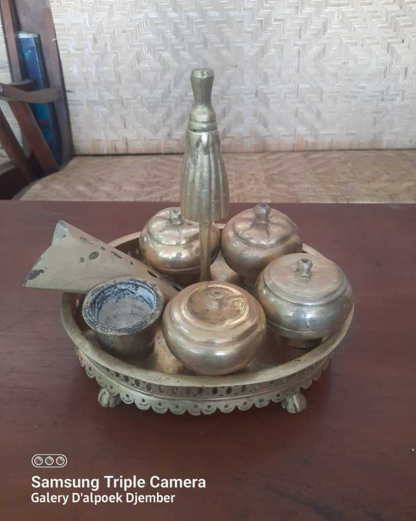 Kinangan Kuningan Antik