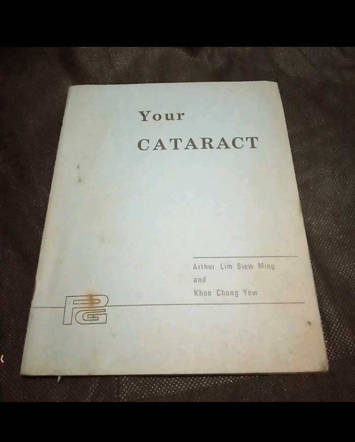 Buku Tua YOUR CATARACT - Author Lim Siew Ming and Khoo Chong Yew - Terbitan SINGAPORE