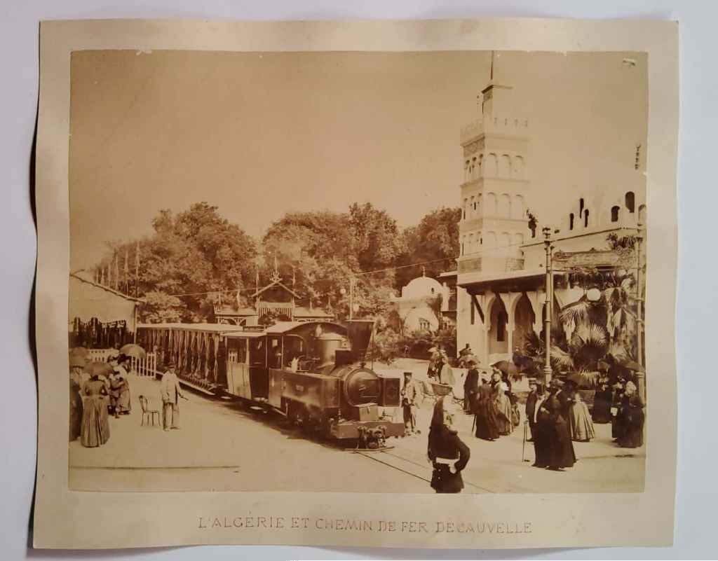 Foto Antik / Foto Kuno "dua muka" (GALERIE DES MACHINES - L'ALGERIE ET CHEMIN DE FER DECAUVELLE); estimasi tahun 1900-an awal; ukuran 28cm x 22cm (MKD 0010)