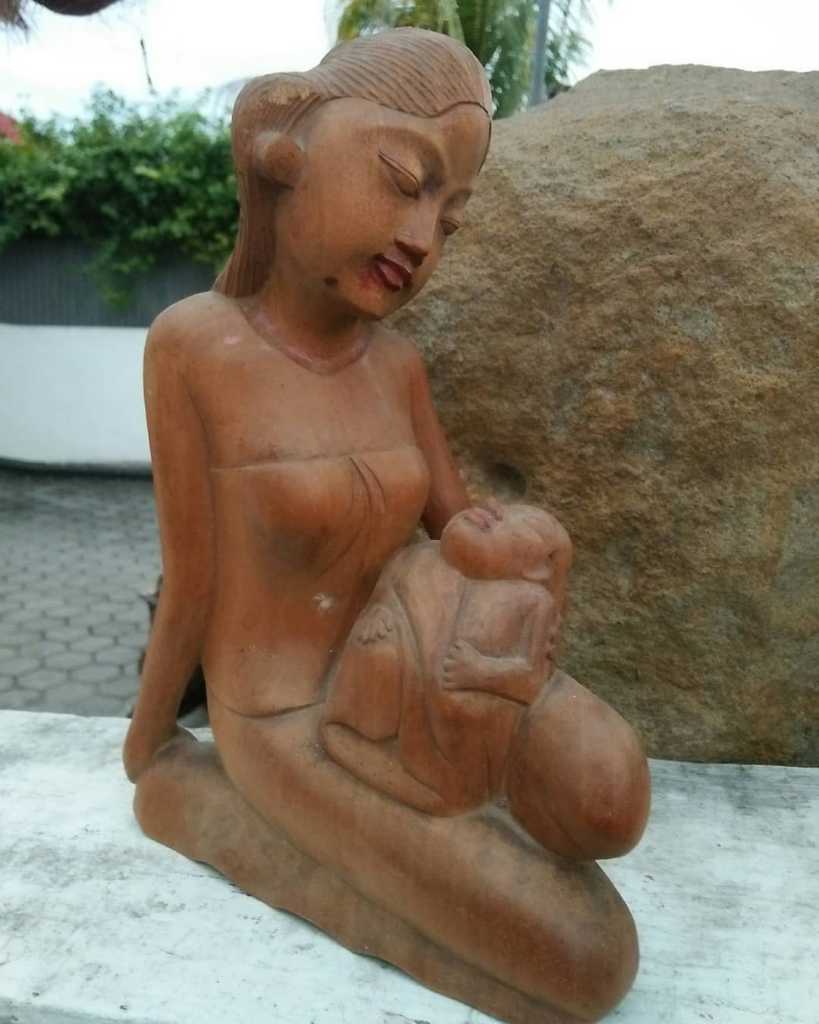 Patung Art Deko Ibu Dan Bayi Bahan Kayu