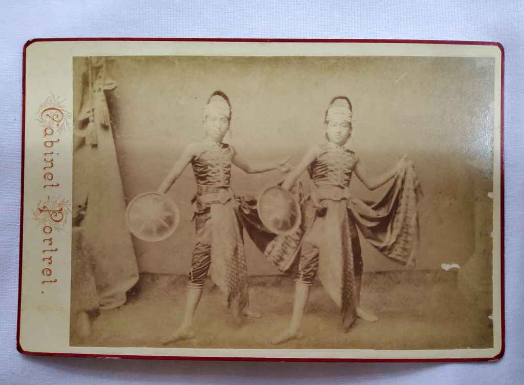 Foto antik / Foto kuno; estimasi tahun 1900-an awal; ukuran 16,5cm x 10,5cm