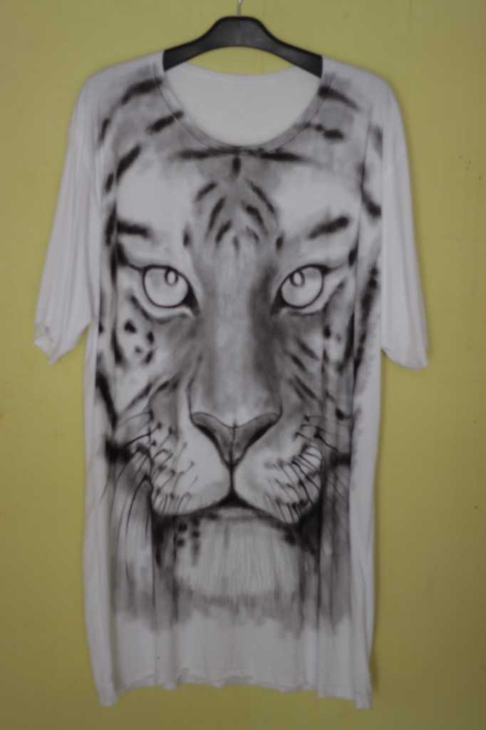 lukisan tangan di atas kaos bahan katun judul TIGER