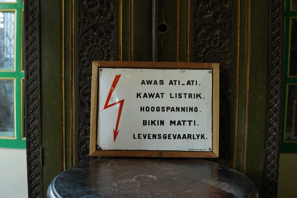 Enamel Listrik Tegangan Peringatan