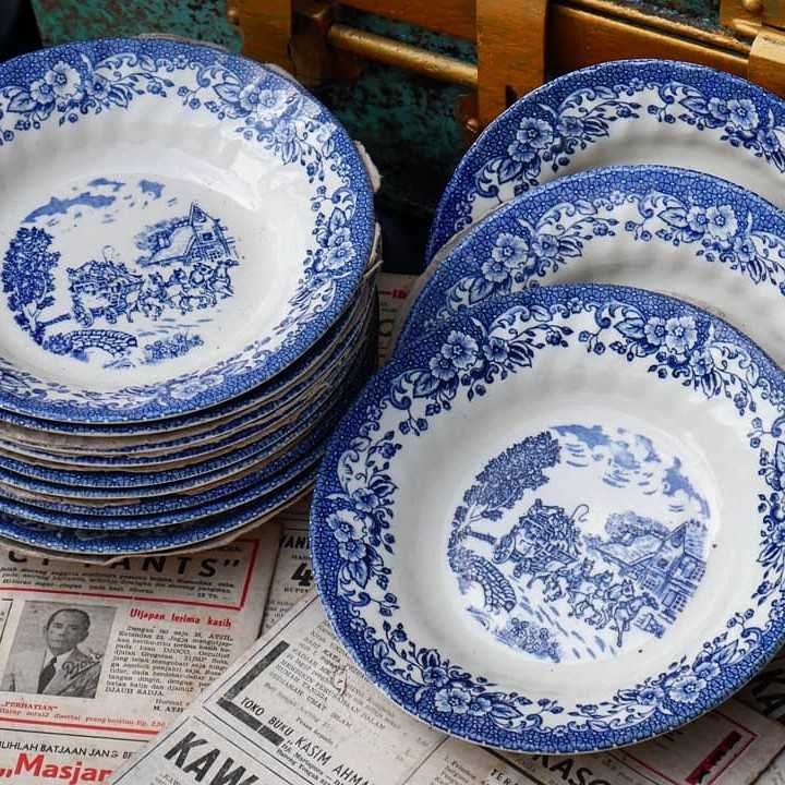 Piring Porcelain Antik Eropa