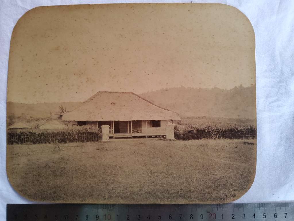 Foto antik; estimasi tahun 1870-an awal; ukuran 24,5cm x 19cm