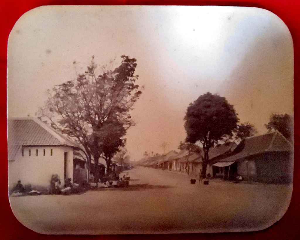 Foto antik/Foto kuno; estimasi tahun 1870-an awal; ukuran 24,5cm x 19cm (C0014)