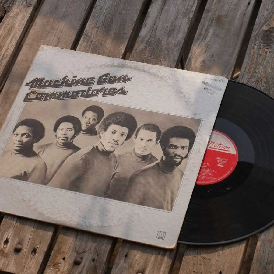 Piringan Hitam Commodores - Machine Gun