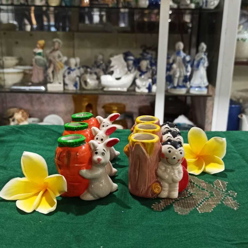 Hiasan keramik kelinci dan kumbang