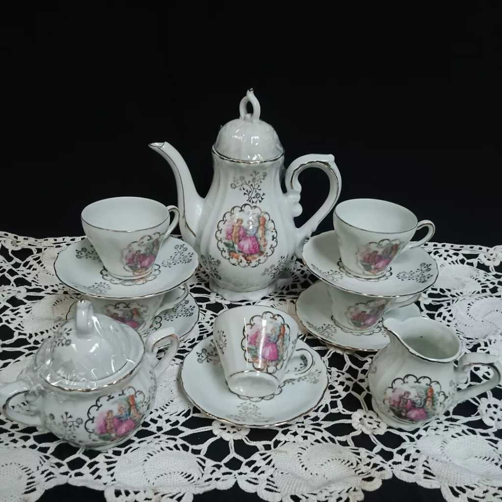 Tea set ukuran kecil.kondisi utuh mulus.Lis emas Tebal.Barang Terawat.