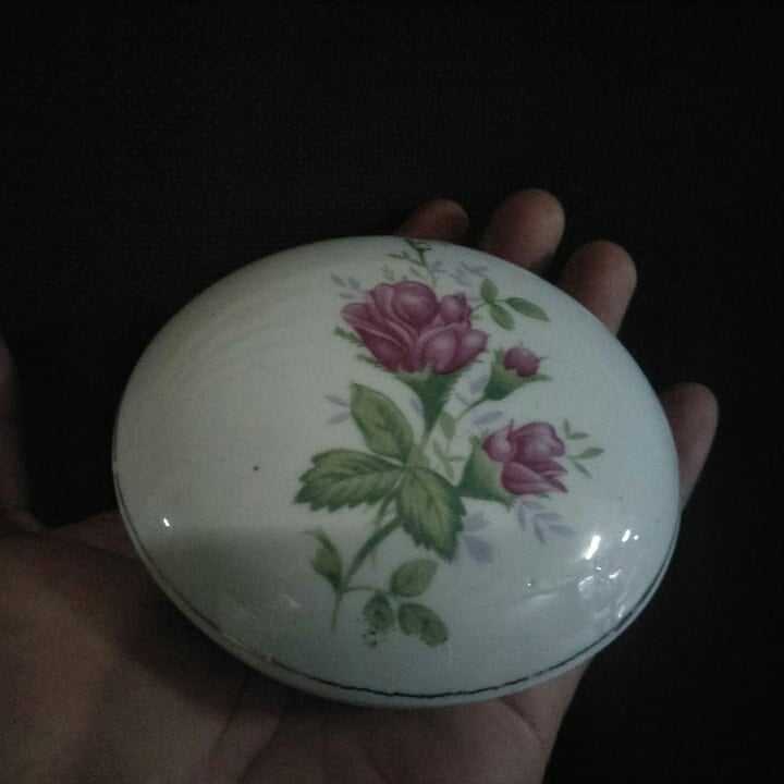 Cepuk porcelen diamter 12 cm , berat kurang dari 1 kg.