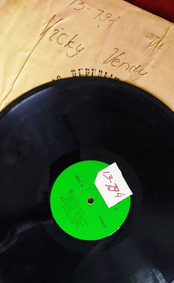 Piringan Hitam Album Koleksi Lagu Vicky Vendy