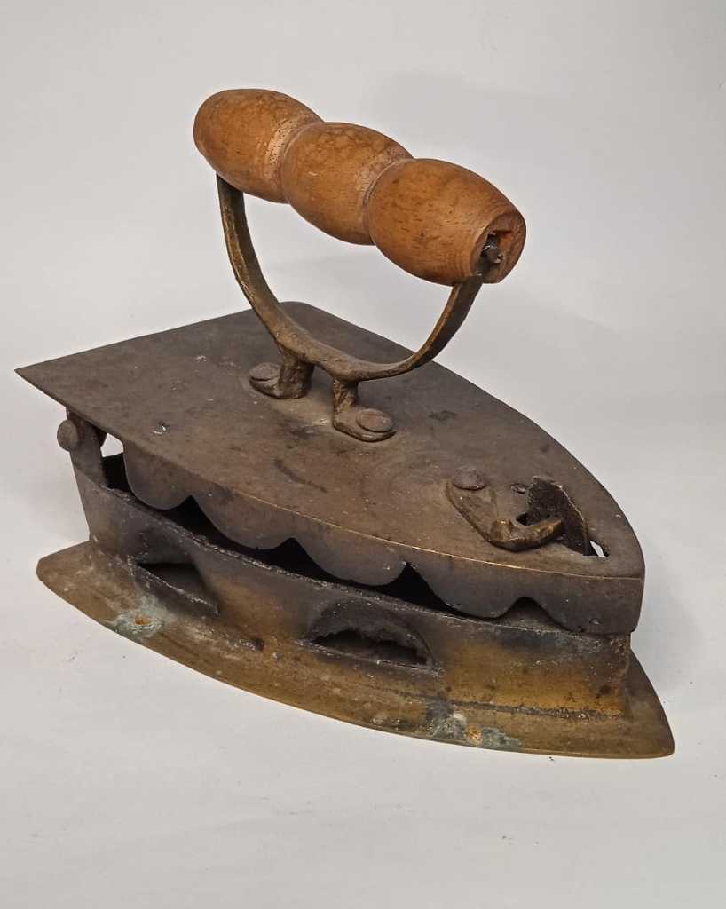 Setrika Kuningan Antik