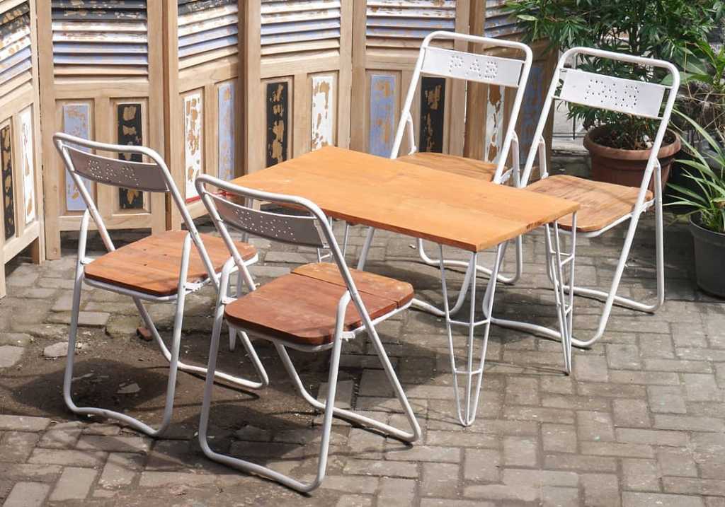 Set Kursi Lipat dan Meja