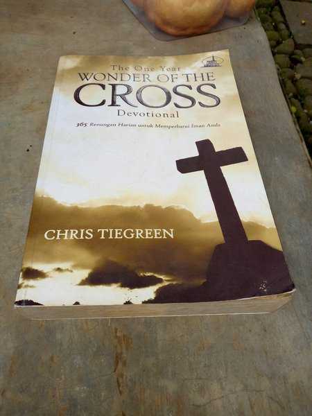 Buku The One Year of the CROSS Devotional Cetakan Pertama Tahun 2014