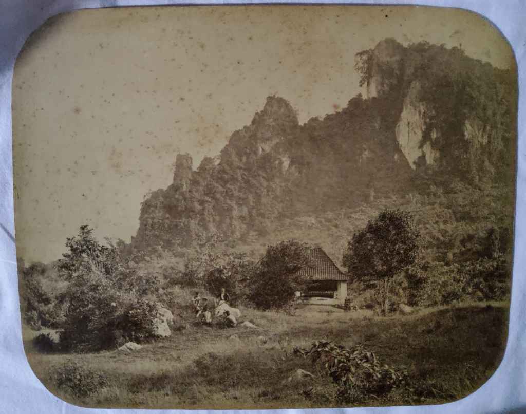 koleksi foto jadul estimasi tahun 1870-an  ukuran panjang: 24,5cm; lebar: 19cm