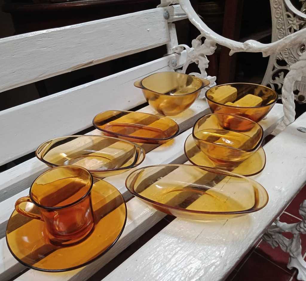 Borongan 7 pcs ( france) kondisi utuh semua.