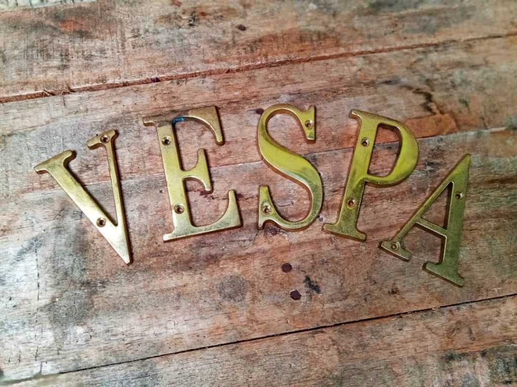 Tulisan Vespa( bahan Kuningan ) T.10 cm