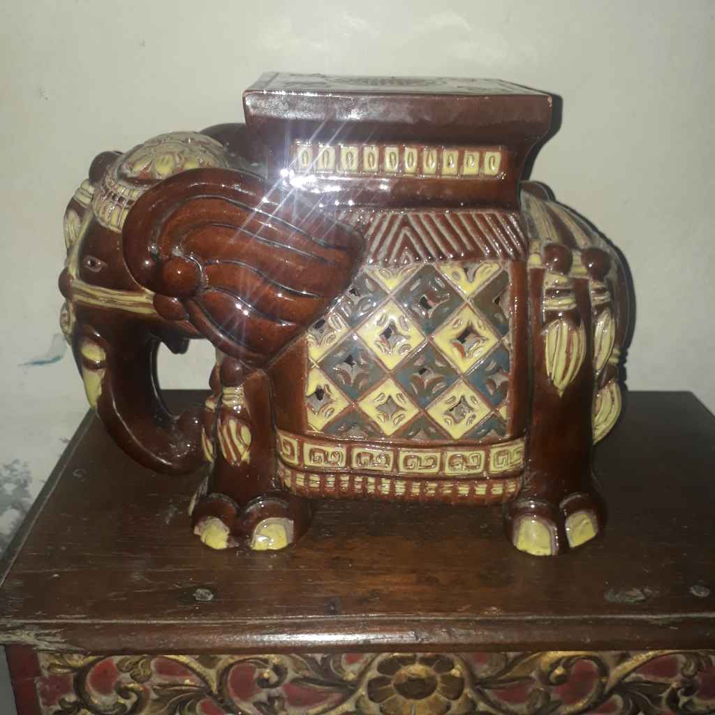 Patung Gajah Bahan Keramik