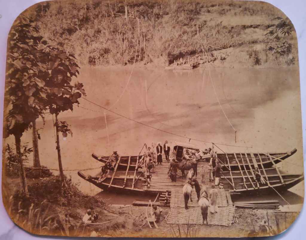 Foto Antik / Foto Kuno; estimasi tahun 1870-an; ukuran 24,5cm x 19cm