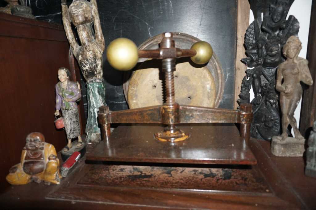 Alat Press Buku Antik