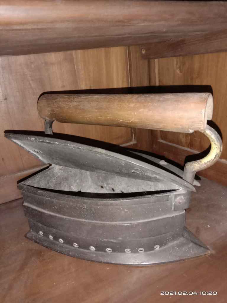 Setrika Kuningan Antik