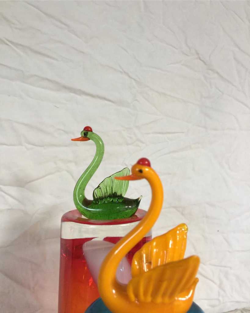 Detail hiasan angsa kecil.