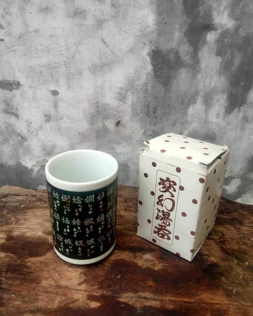 Gelas souvenir keramik China.