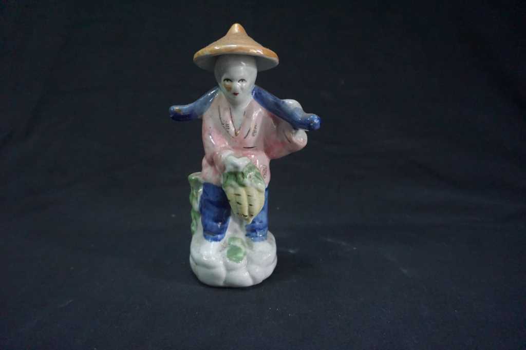 Patung Porcelain Petani