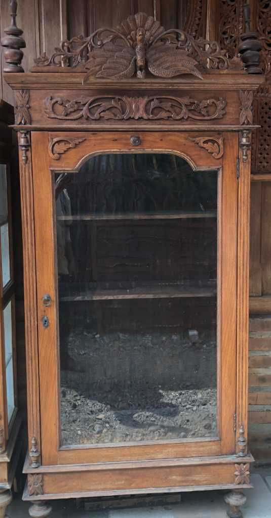 Lemari Cundhuk ukir burung