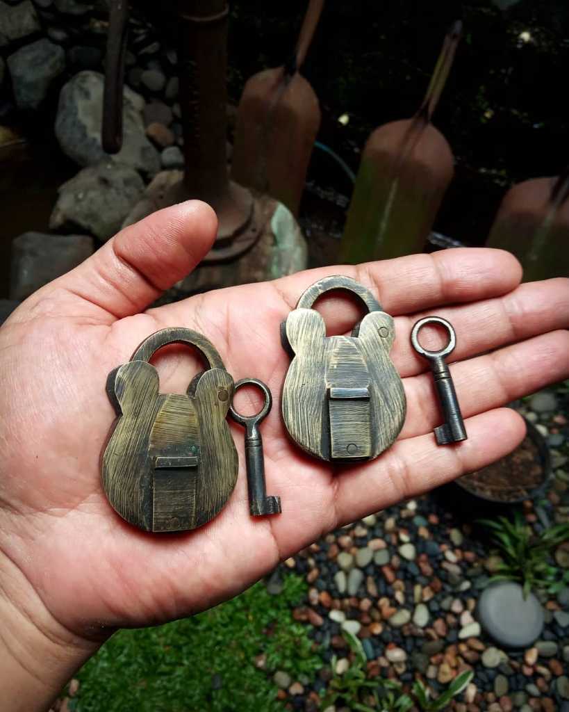 Gembok lawas. Sepasang berikut anak kunci.
