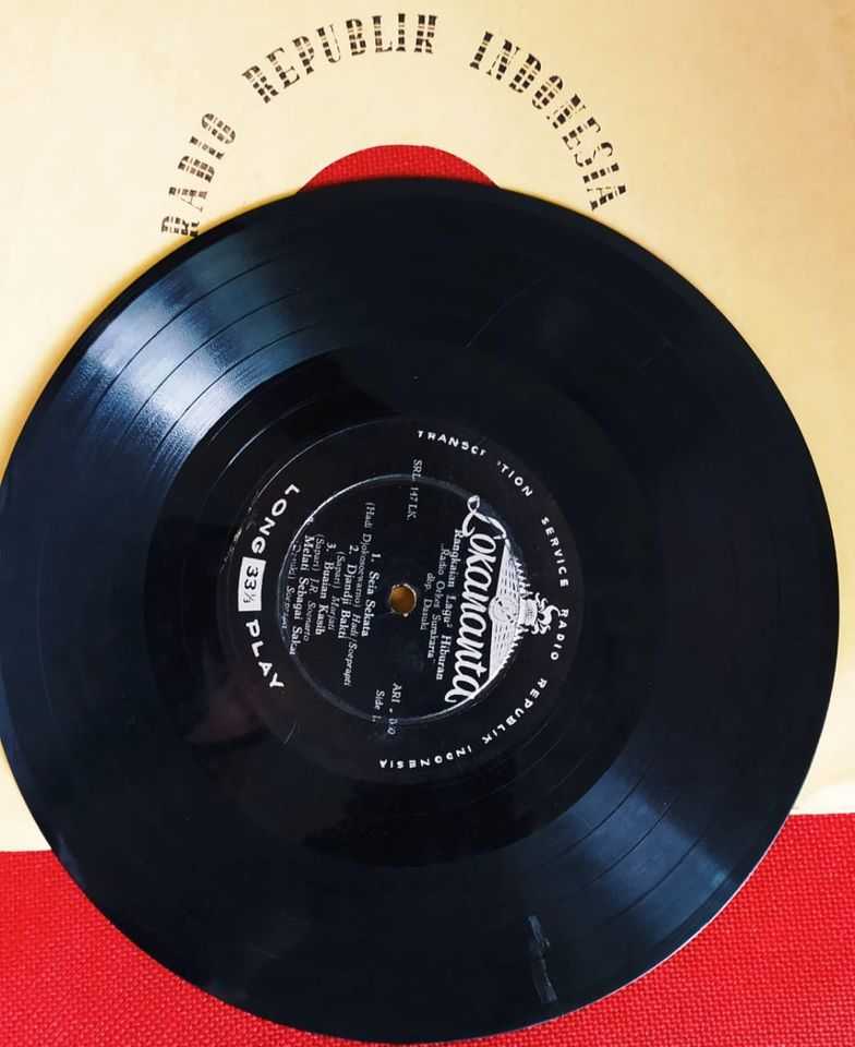 Piringan Hitam Rangkaian Lagu - Lagu Hiburan