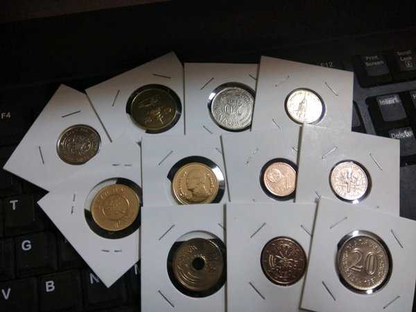 X741 Lot 11 Keping berbeda koin asing sesuau gambar