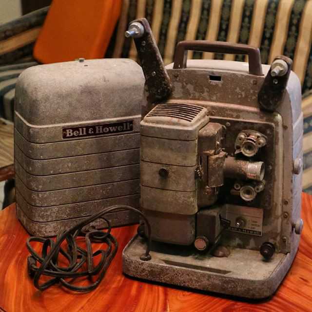 Proyektor Bell Howell Antik