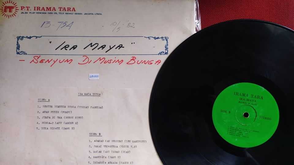 Piringan Hitam Senyum Di Musim Bunga - Ira Maya