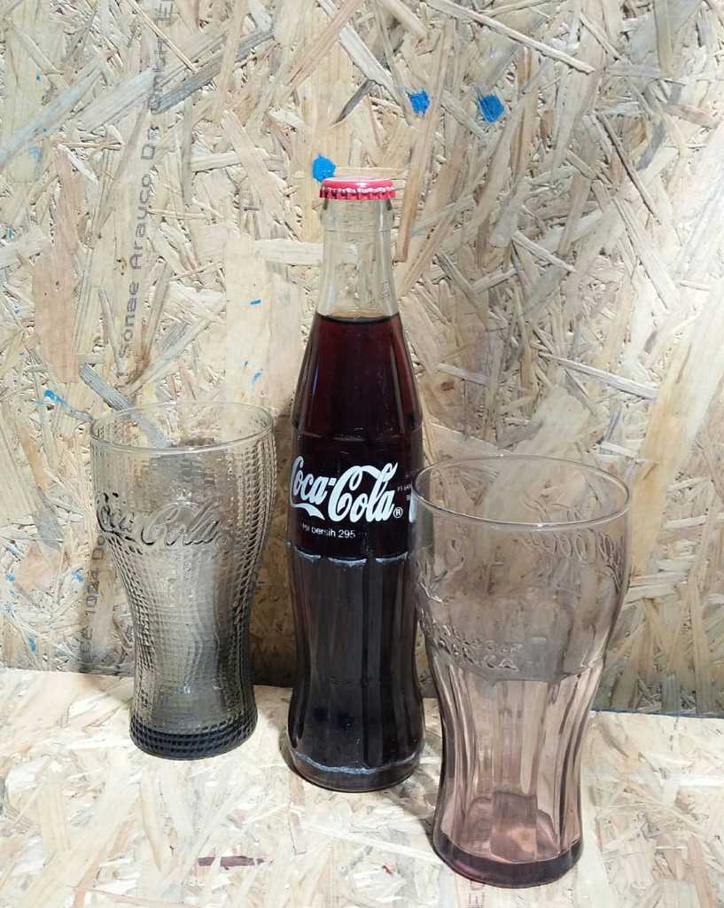 Cocacola 2 gelas dan 1 botol beserta isinya 200 rb