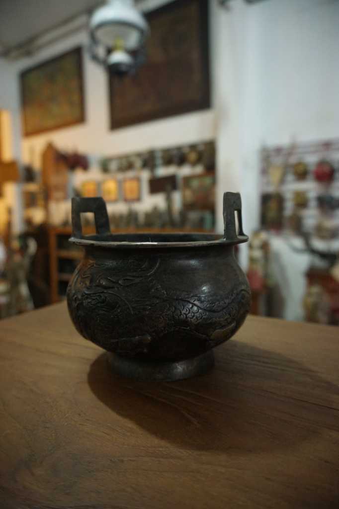 Tempat Abu bahan Perunggu tinggi: 12cm diameter: 11cm