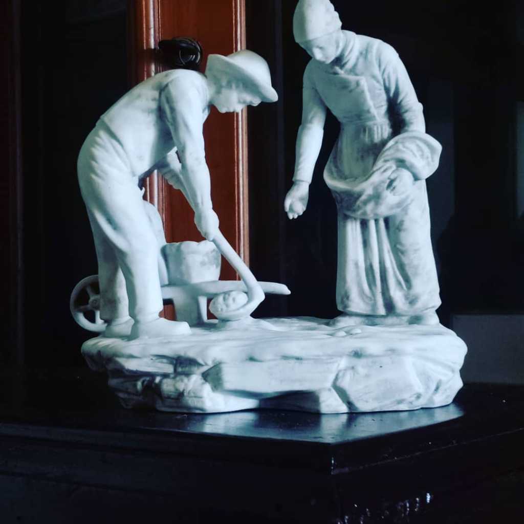 Patung Porcelain Belanda