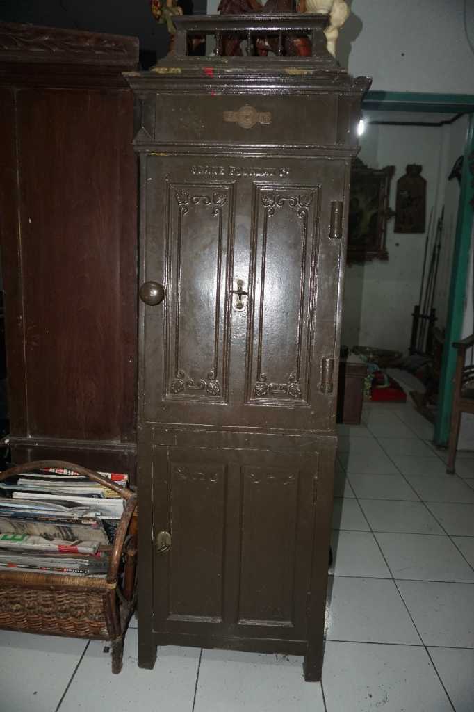Lemari penyimpanan uang ( Brangkas Kombinasi )