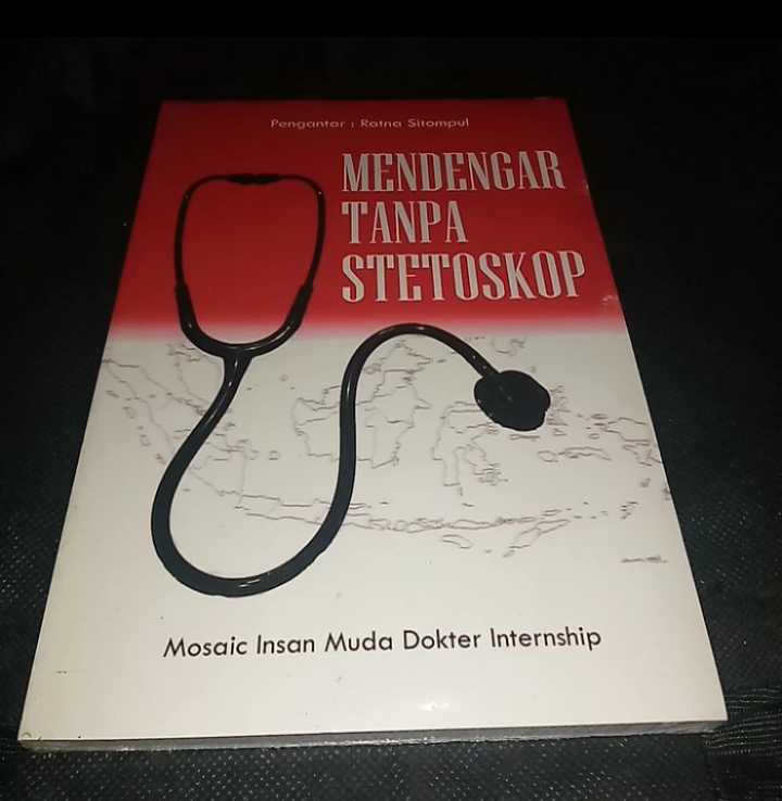 Buku MENDENGAR TANPA STETOSKOP - Mosaic Insan Muda Dokter Internship - Oleh Laurentya Olga - Pengantar : Ratna Sitompul - Masih BARU / Diplastik