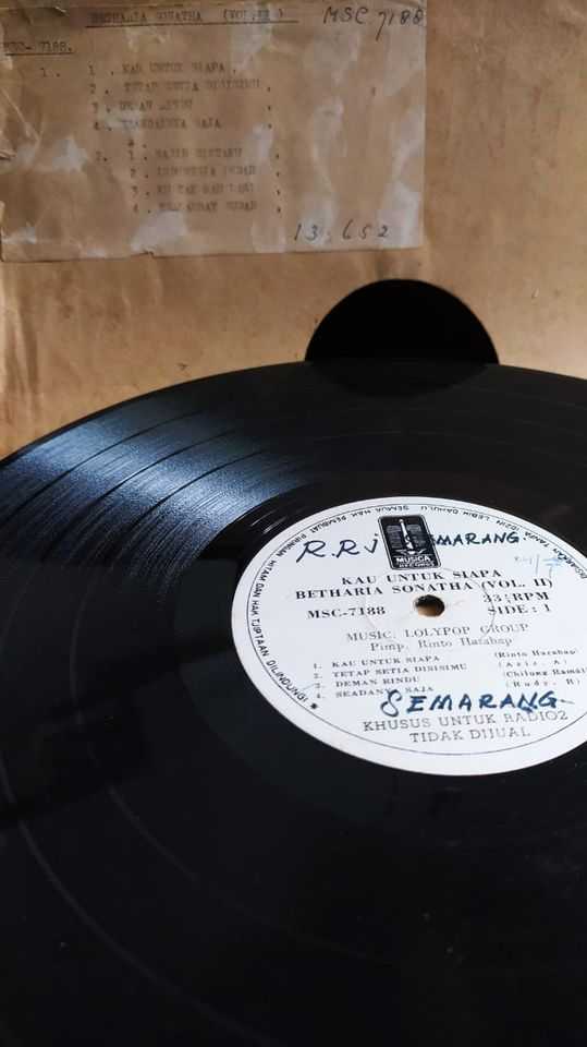 Piringan Hitam Kau Untuk Siapa - Betharia Sonatha vol.11